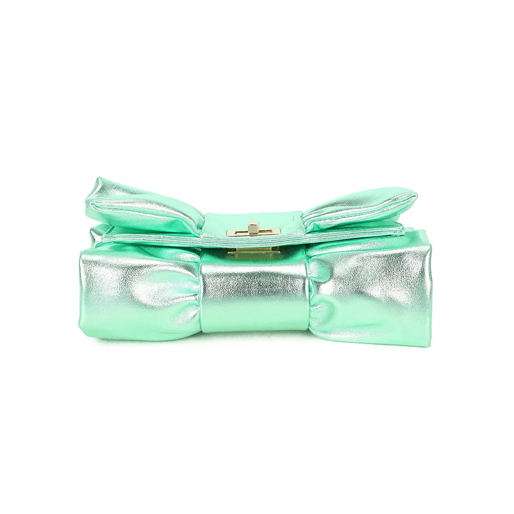 Dessous de la pochette La Diva vert, vue de la base du nœud froncé sur 24 cm de large – réf. DQ-37006