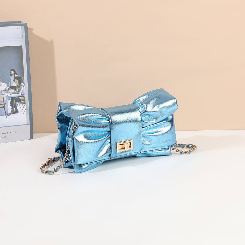 Pochette La Diva bleue métallisée posée dans un décor d’ambiance – visuel d’ambiance créé avec l’IA – Gallantry Paris