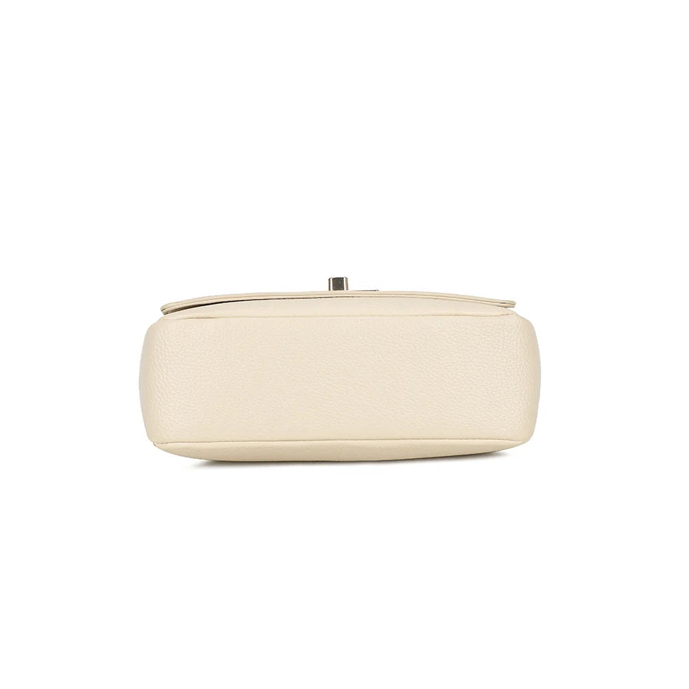 Vue du dessous du La Divine beige, format compact de 24 × 8 cm en simili cuir grainé – réf. R-2050