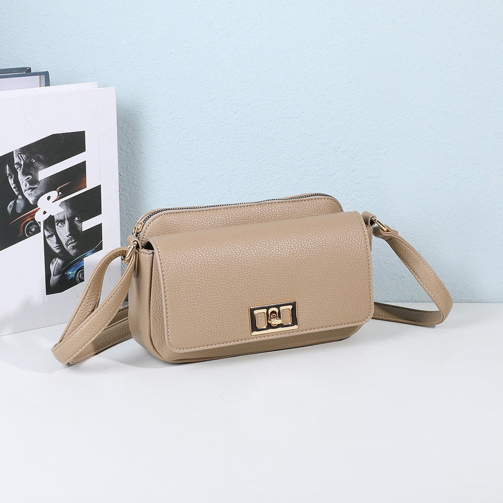 Sac La Divine taupe posé dans un décor d’ambiance – visuel d’ambiance créé avec l’IA – Gallantry Paris