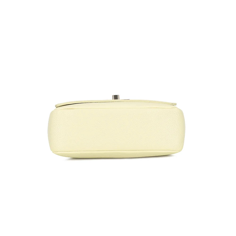 Vue du dessous du La Divine jaune, format compact de 24 × 8 cm en simili cuir grainé – réf. R-2050
