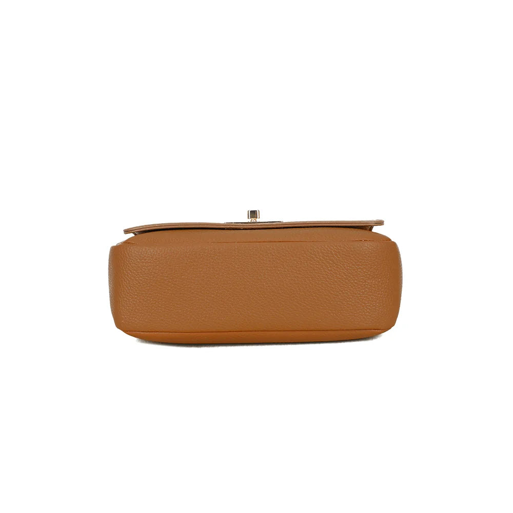 Vue du dessous du La Divine marron, format compact de 24 × 8 cm en simili cuir grainé – réf. R-2050