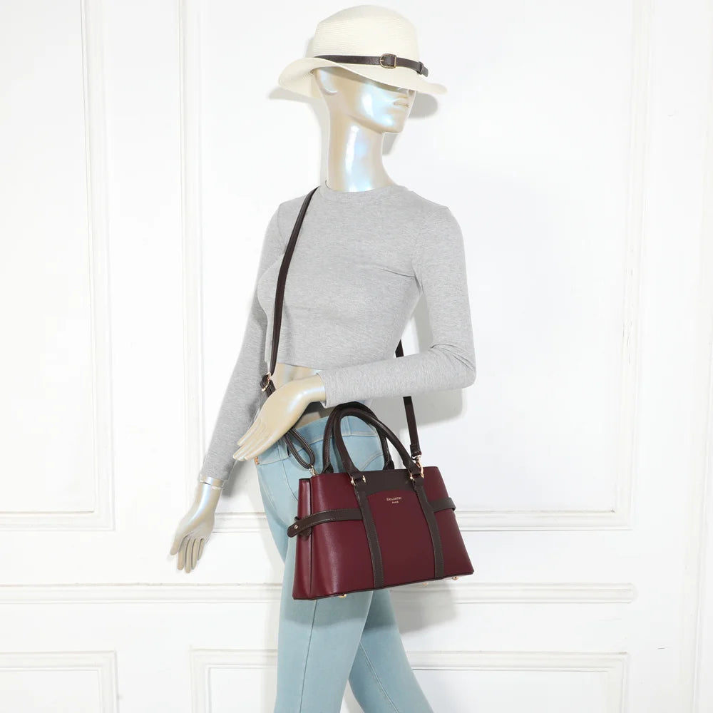 La Dorsay bordeaux/coffee portée par une femme, à la main ou à l’épaule grâce à sa bandoulière amovible – réf. LS-76012