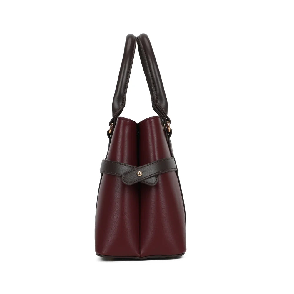 La Dorsay bordeaux/coffee de profil : soufflet latéral et patte décorative fixée par un rivet doré – réf. LS-76012