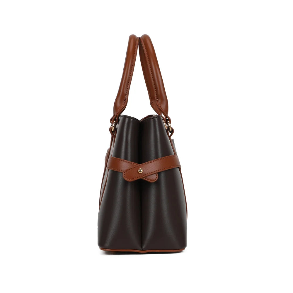 La Dorsay coffee/marron de profil : soufflet latéral et patte décorative fixée par un rivet doré – réf. LS-76012
