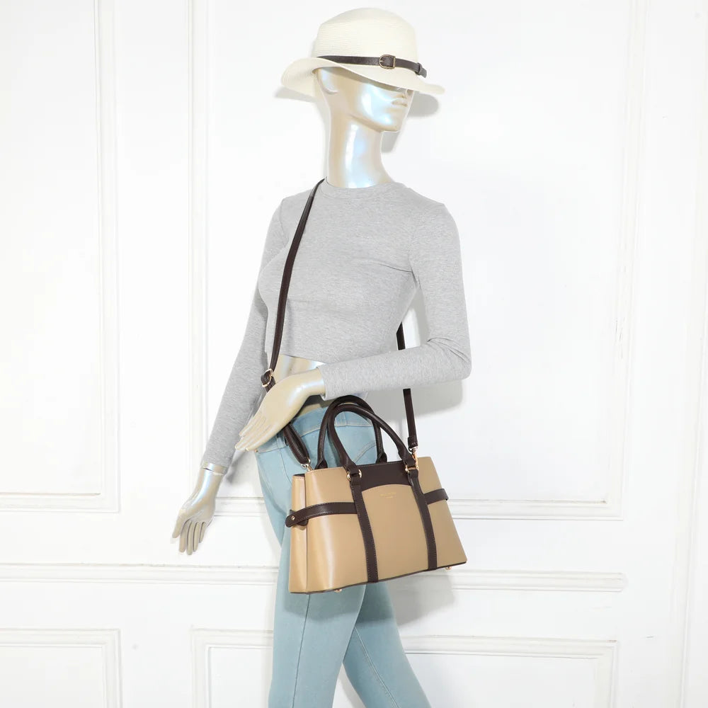 La Dorsay taupe/coffee portée par une femme, à la main ou à l’épaule grâce à sa bandoulière amovible – réf. LS-76012