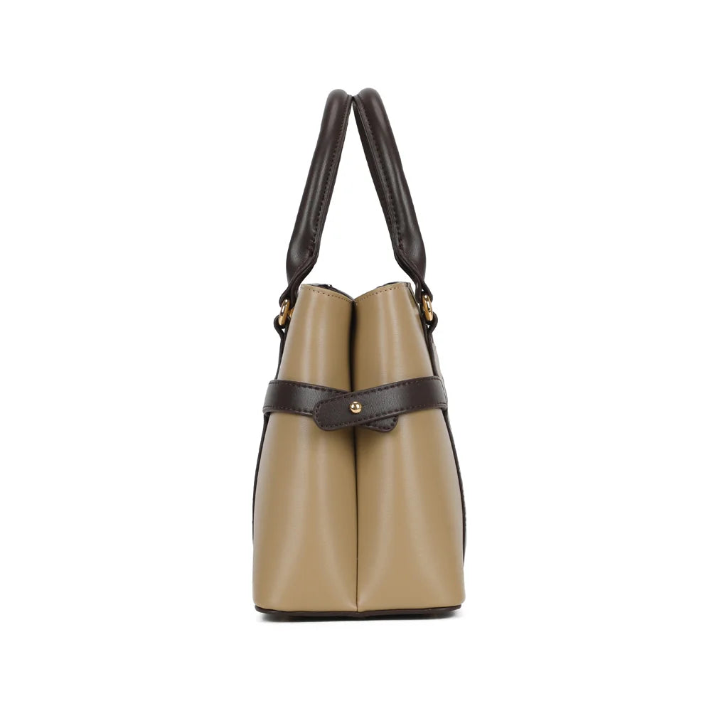 La Dorsay taupe/coffee de profil : soufflet latéral et patte décorative fixée par un rivet doré – réf. LS-76012