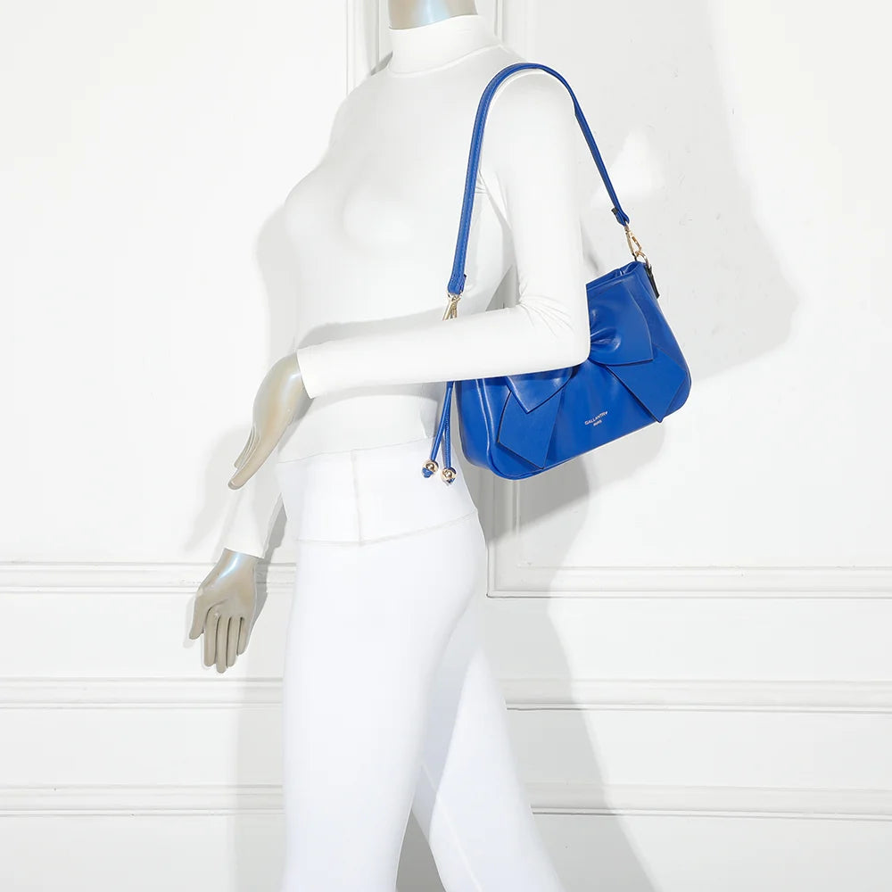 Sac La Douce en bleu porté par une femme, à l’épaule grâce à son anse courte – réf. Z-83050