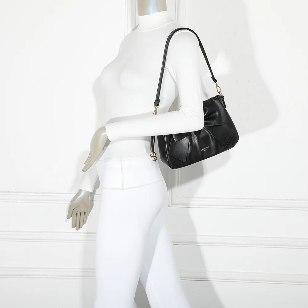 Sac La Douce en noir porté par une femme, à l’épaule grâce à son anse courte – réf. Z-83050