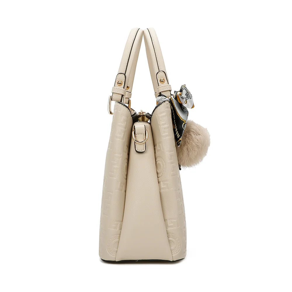 Profil du La Élégance Roma beige : 13 cm de profondeur et anneau doré pour la bandoulière – réf. M-9354-2