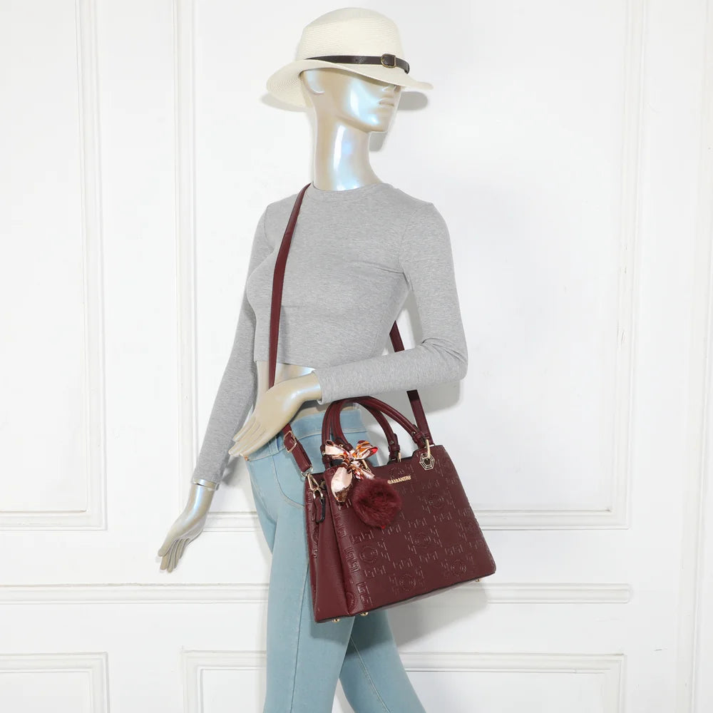 Sac La Élégance Roma bordeaux porté par une femme, à la main ou avec sa bandoulière amovible – réf. M-9354-2