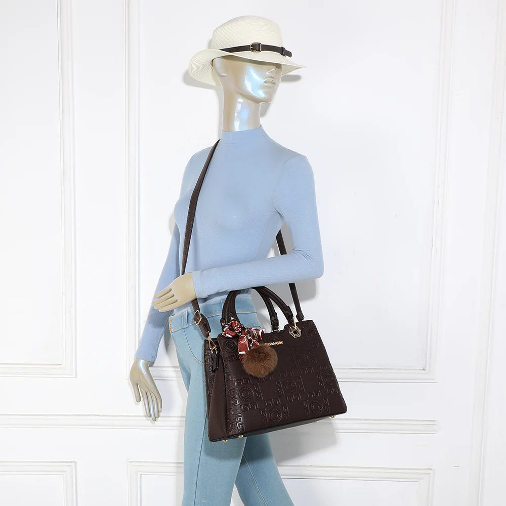 Sac La Élégance Roma café porté par une femme, à la main ou avec sa bandoulière amovible – réf. M-9354-2