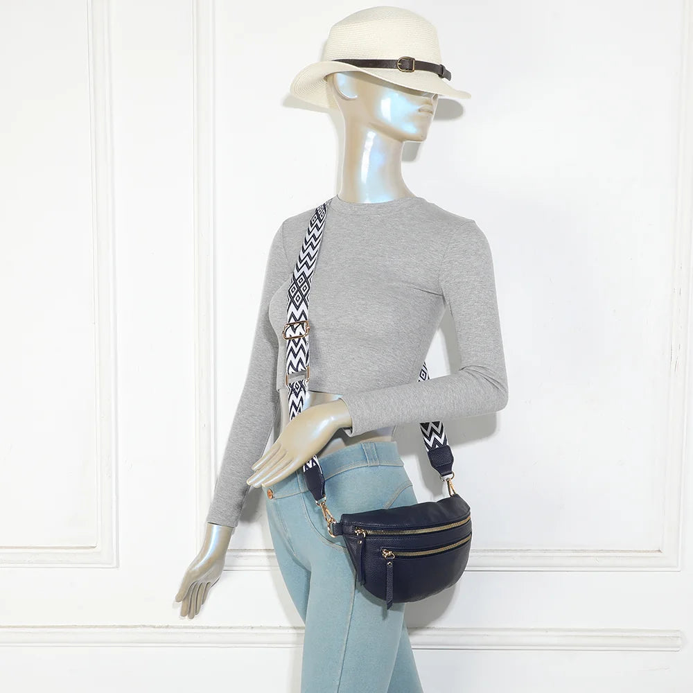 Sac banane femme La Élégia bleu foncé porté en travers du corps avec sa bandoulière – réf. R-1926-1