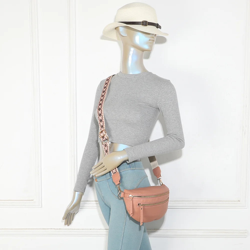 Sac banane femme La Élégia rose foncé porté en travers du corps avec sa bandoulière – réf. R-1926-1