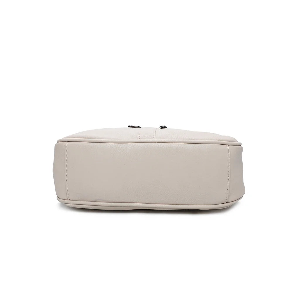 Dessous du sac La Elya beige en simili cuir grainé, vu à plat pour montrer les finitions de la base – réf. Z-83001