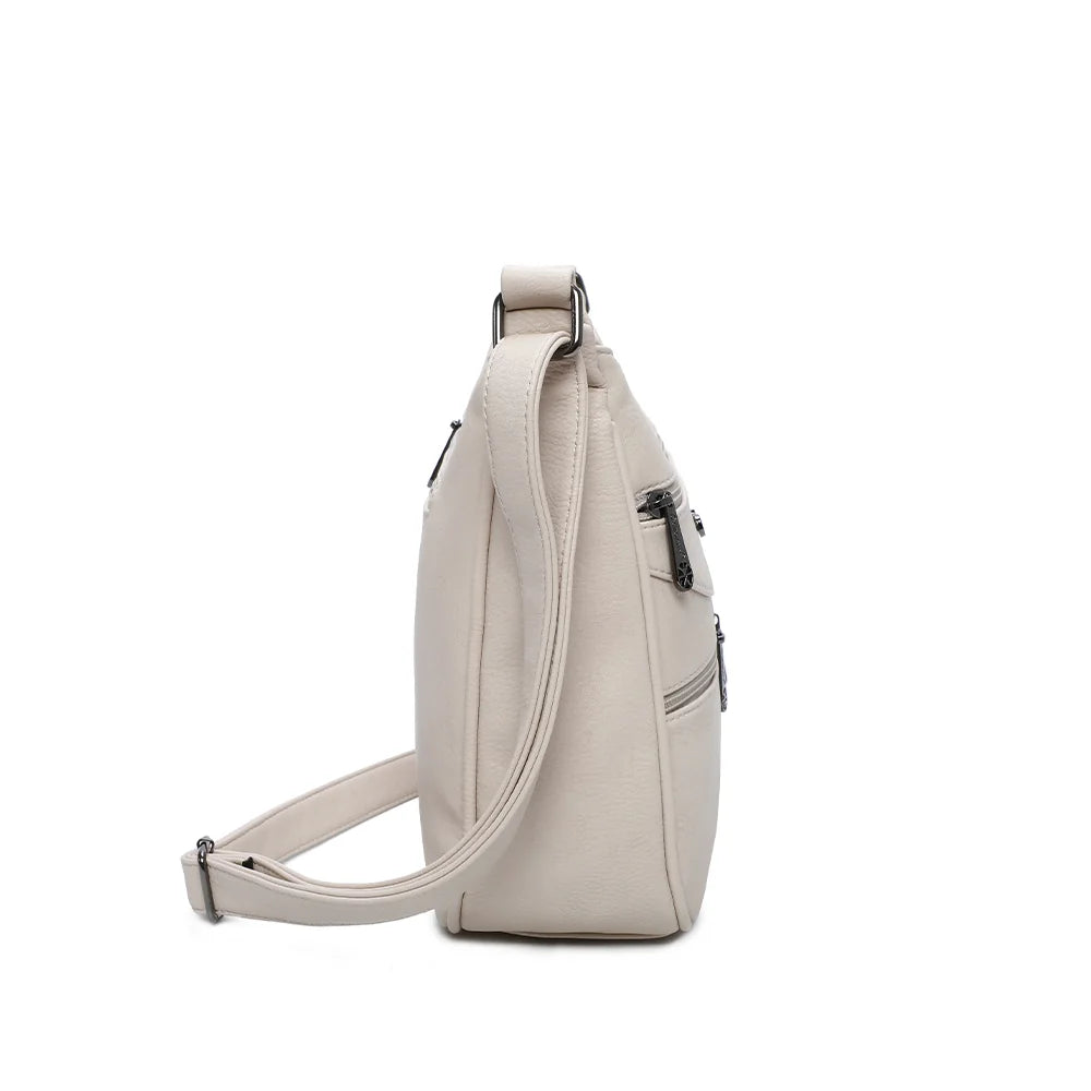 Profil du sac La Elya beige : un format de 10 cm de profondeur, avec sa bandoulière attachée par anneaux – réf. Z-83001