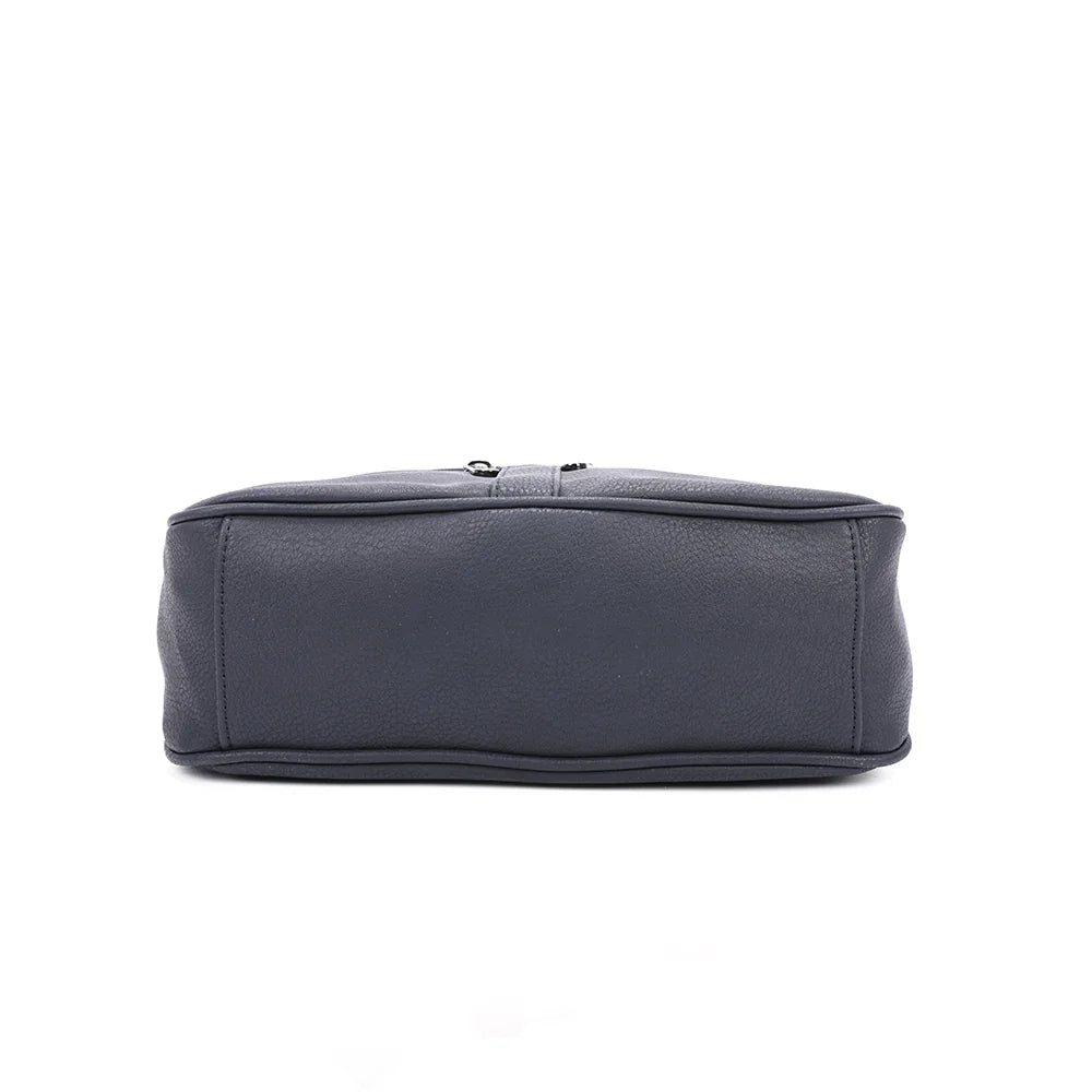 Dessous du sac La Elya bleu foncé en simili cuir grainé, vu à plat pour montrer les finitions de la base – réf. Z-83001