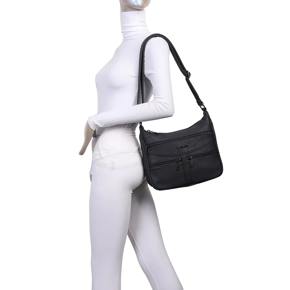 Sac La Elya bleu foncé porté en bandoulière par une femme, un modèle léger à porter toute la journée – réf. Z-83001