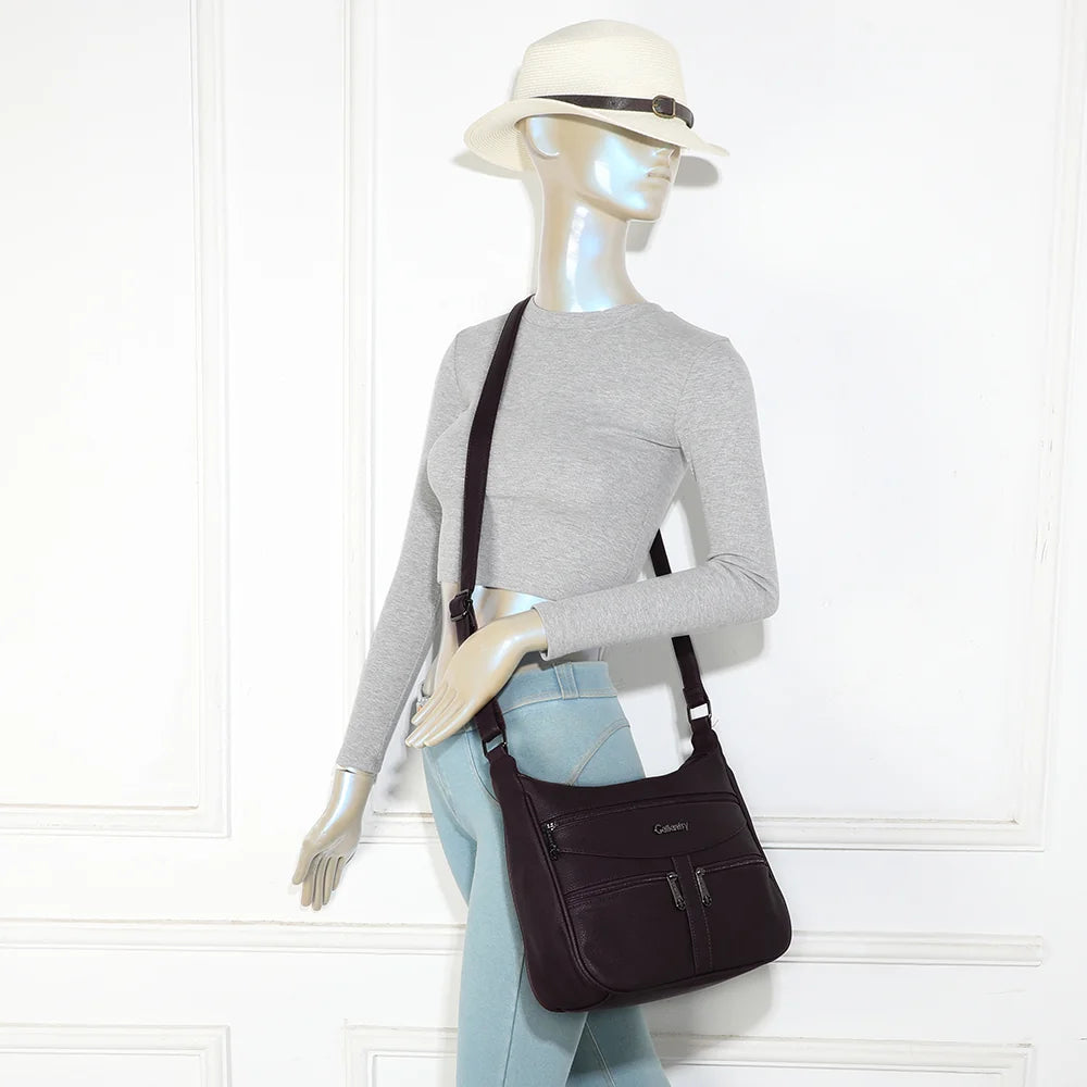 Sac La Elya bordeaux porté en bandoulière par une femme, un modèle léger à porter toute la journée – réf. Z-83001