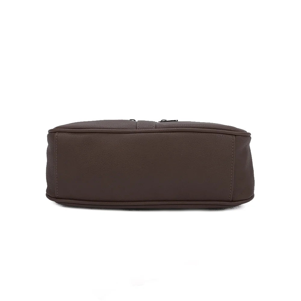 Dessous du sac La Elya café en simili cuir grainé, vu à plat pour montrer les finitions de la base – réf. Z-83001