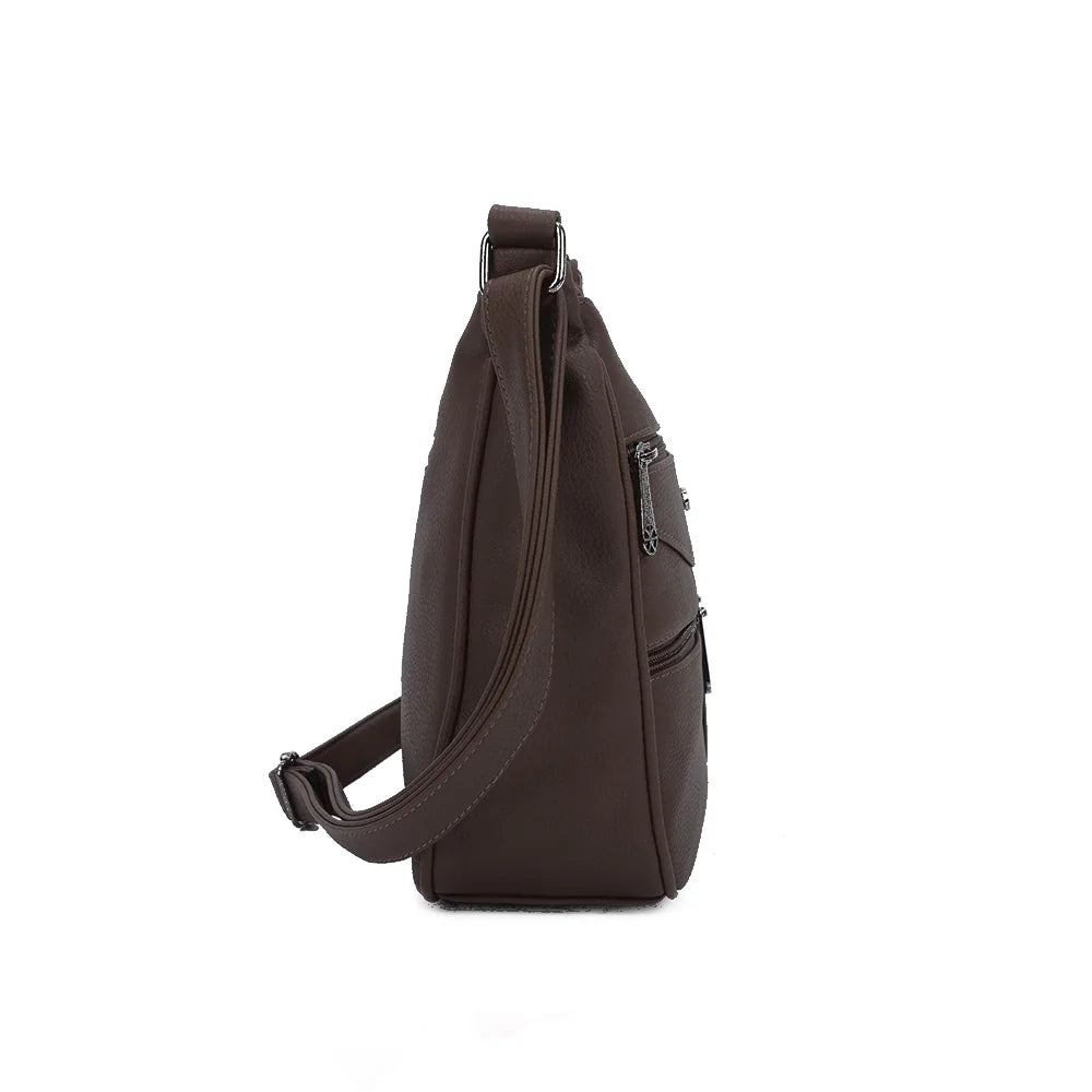 Profil du sac La Elya café : un format de 10 cm de profondeur, avec sa bandoulière attachée par anneaux – réf. Z-83001