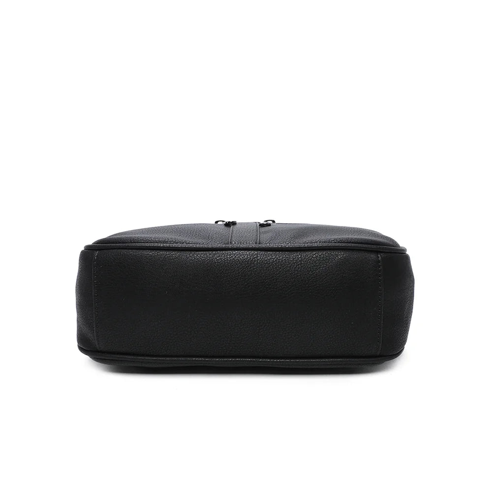 Dessous du sac La Elya noir en simili cuir grainé, vu à plat pour montrer les finitions de la base – réf. Z-83001