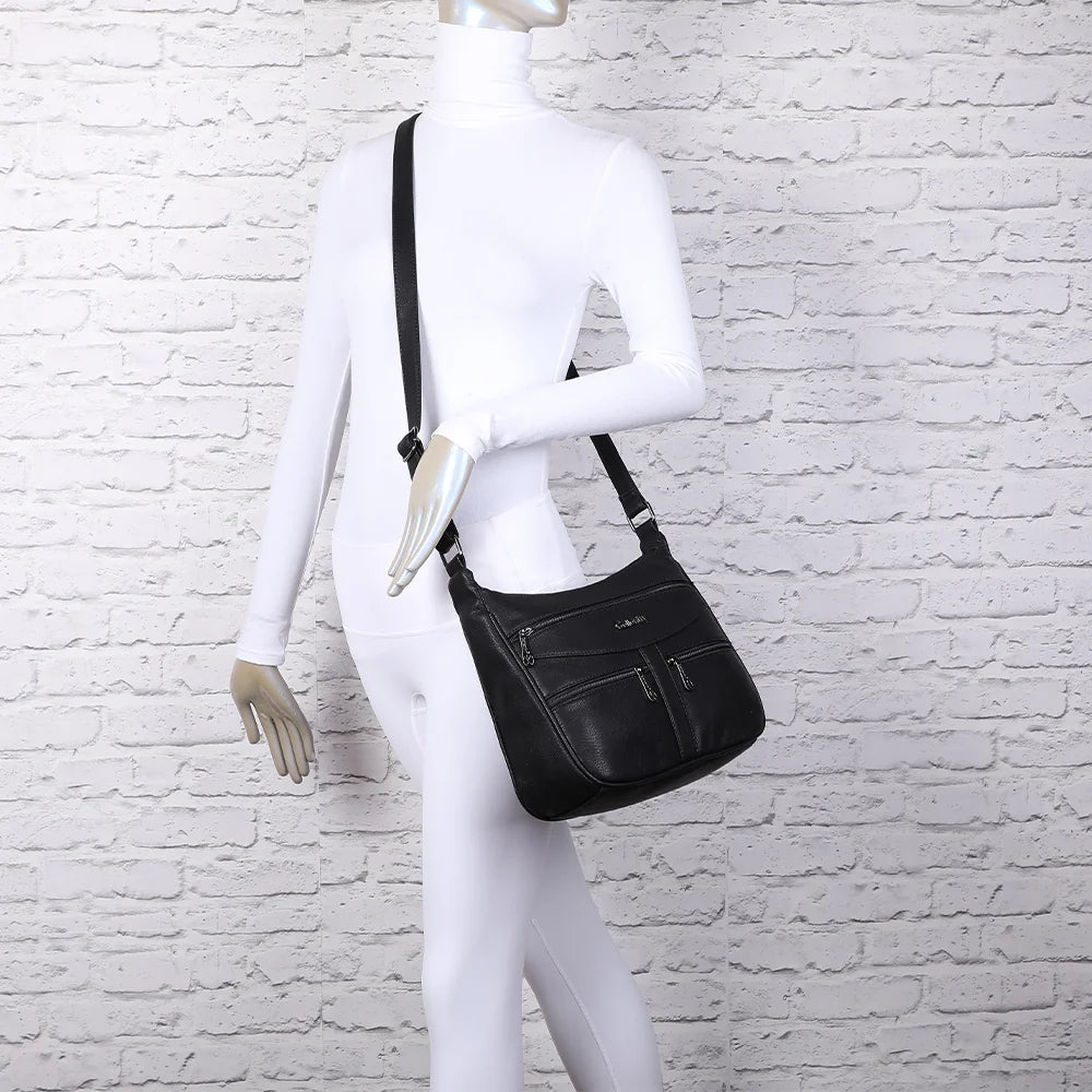 Sac La Elya noir porté en bandoulière par une femme, un modèle léger à porter toute la journée – réf. Z-83001