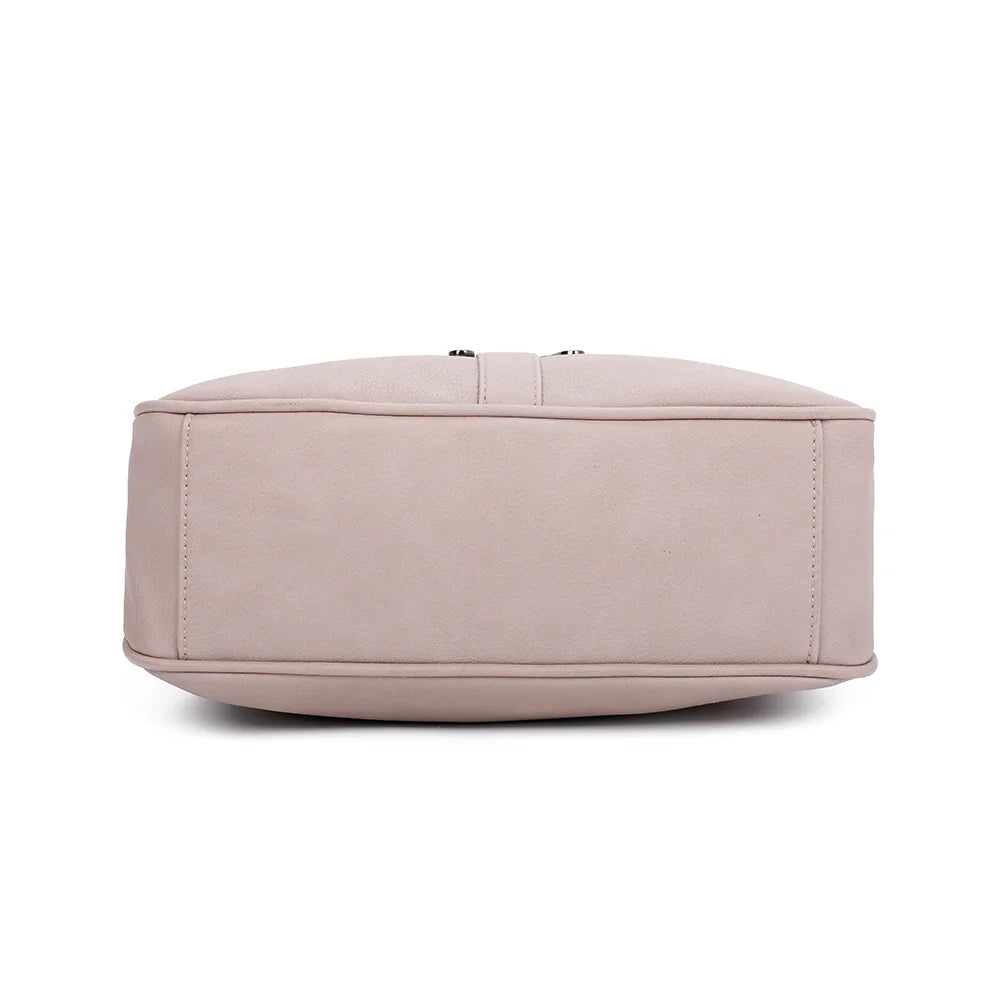 Dessous du sac La Elya taupe en simili cuir grainé, vu à plat pour montrer les finitions de la base – réf. Z-83001