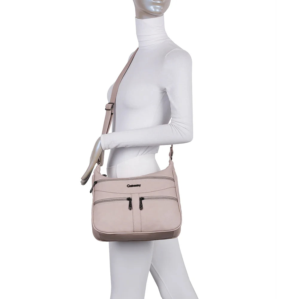 Sac La Elya taupe porté en bandoulière par une femme, un modèle léger à porter toute la journée – réf. Z-83001