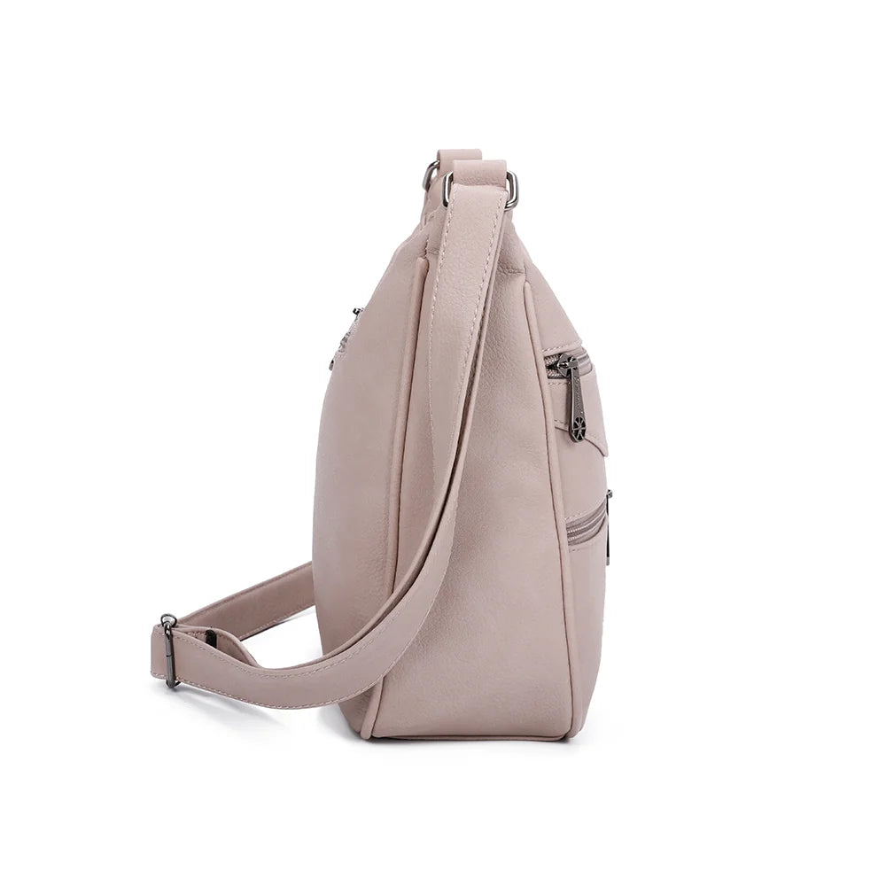 Profil du sac La Elya taupe : un format de 10 cm de profondeur, avec sa bandoulière attachée par anneaux – réf. Z-83001