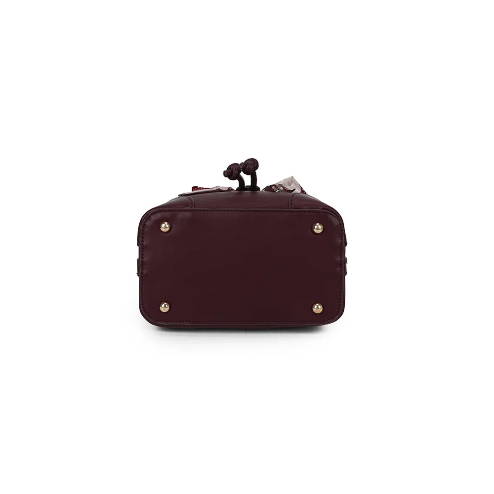 Dessous du sac La Elysane bordeaux, avec ses petits pieds métalliques qui protègent la base – réf. KJ-62106