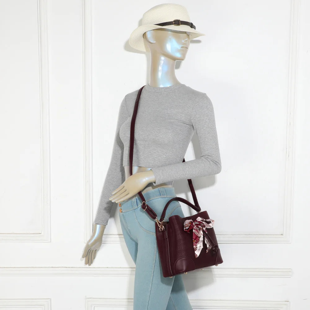 Sac La Elysane bordeaux porté par une femme, en bandoulière croisée pour garder les mains libres – réf. KJ-62106
