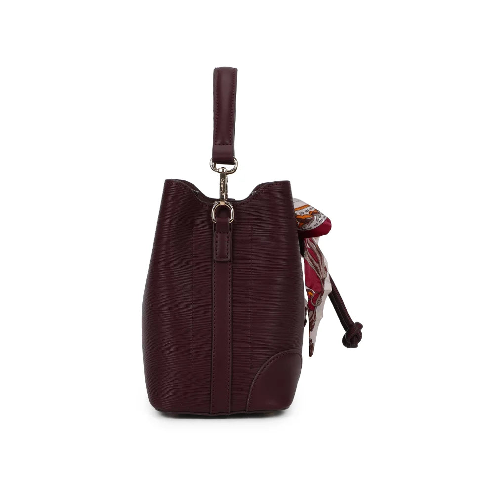 Profil du sac La Elysane bordeaux : 12 cm de profondeur et mousqueton pour la bandoulière – réf. KJ-62106