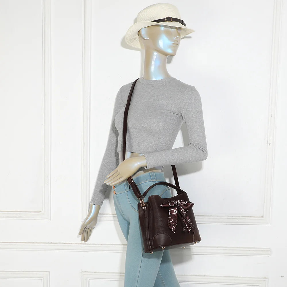 Sac La Elysane café porté par une femme, en bandoulière croisée pour garder les mains libres – réf. KJ-62106