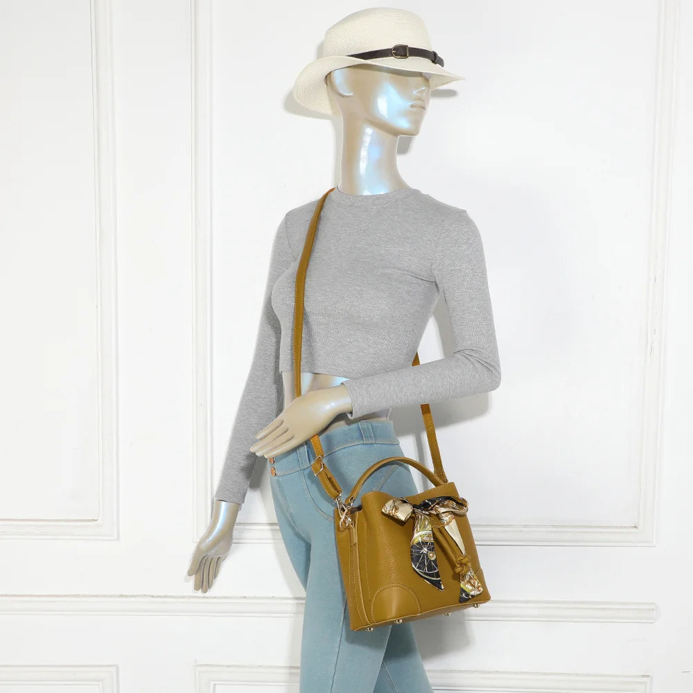 Sac La Elysane jaune foncé porté par une femme, en bandoulière croisée pour garder les mains libres – réf. KJ-62106