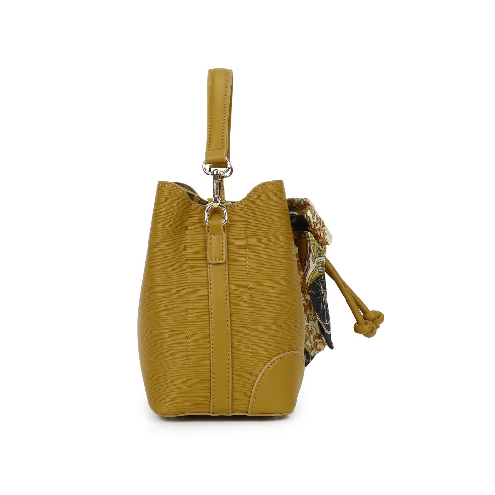 Profil du sac La Elysane jaune foncé : 12 cm de profondeur et mousqueton pour la bandoulière – réf. KJ-62106