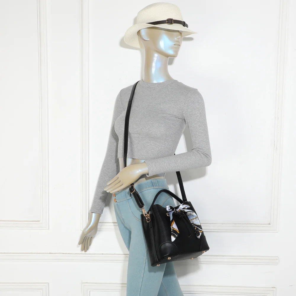 Sac La Elysane noir porté par une femme, en bandoulière croisée pour garder les mains libres – réf. KJ-62106