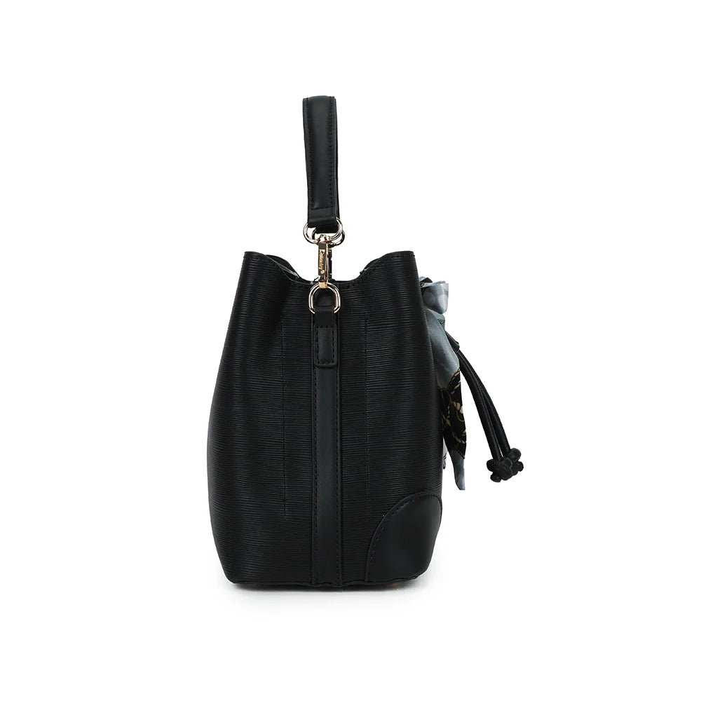 Profil du sac La Elysane noir : 12 cm de profondeur et mousqueton pour la bandoulière – réf. KJ-62106