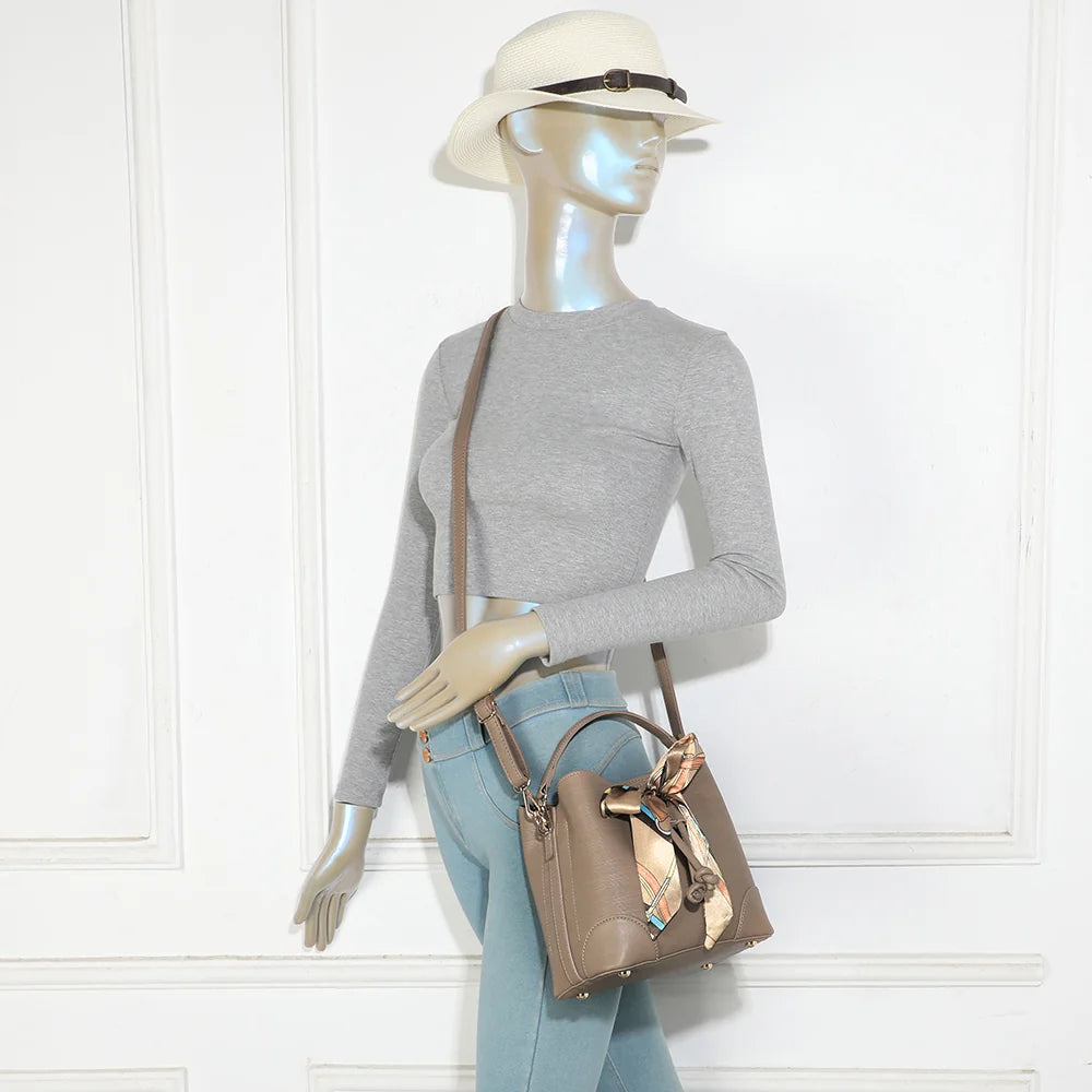 Sac La Elysane taupe porté par une femme, en bandoulière croisée pour garder les mains libres – réf. KJ-62106