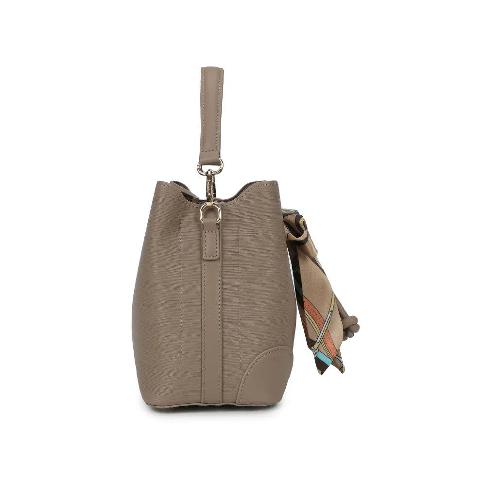 Profil du sac La Elysane taupe : 12 cm de profondeur et mousqueton pour la bandoulière – réf. KJ-62106