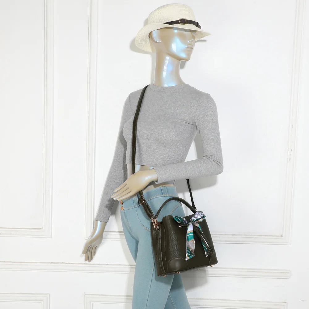 Sac La Elysane vert foncé porté par une femme, en bandoulière croisée pour garder les mains libres – réf. KJ-62106