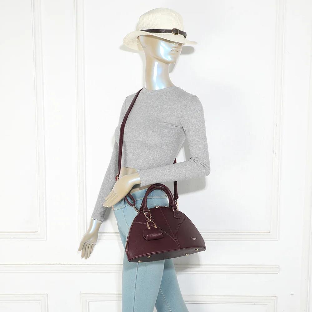 Sac à main femme La Éminence bordeaux porté, à la main ou avec sa bandoulière amovible – réf. DQ-8738