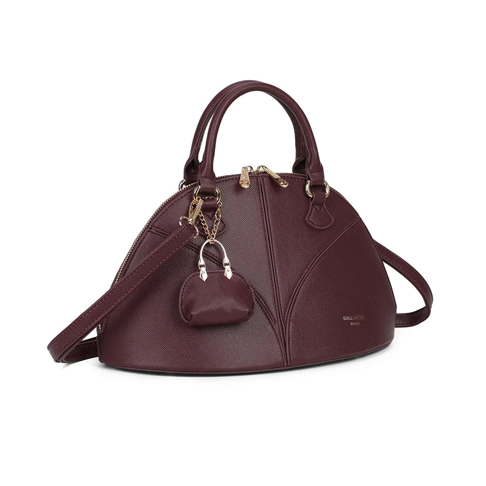 La Éminence bordeaux de trois quarts : silhouette arrondie, coutures en pétales et double zip doré – réf. DQ-8738