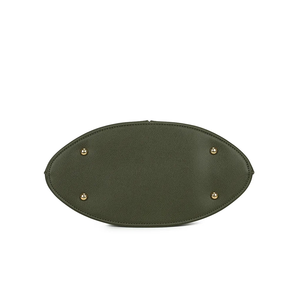 Dessous de La Éminence vert foncé, base ovale qui prolonge la silhouette arrondie du sac – réf. DQ-8738