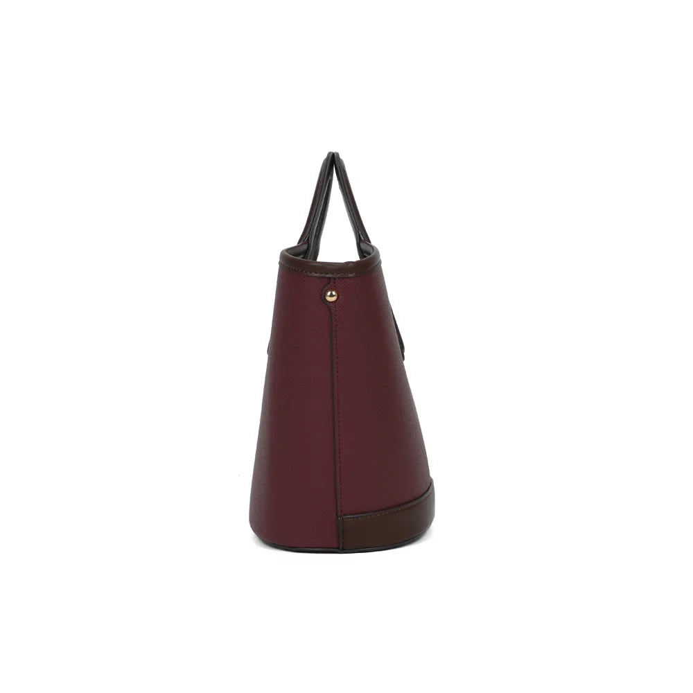 Profil du sac La Eulalie bordeaux : forme évasée et rivet doré sur le côté – réf. DQ-8737