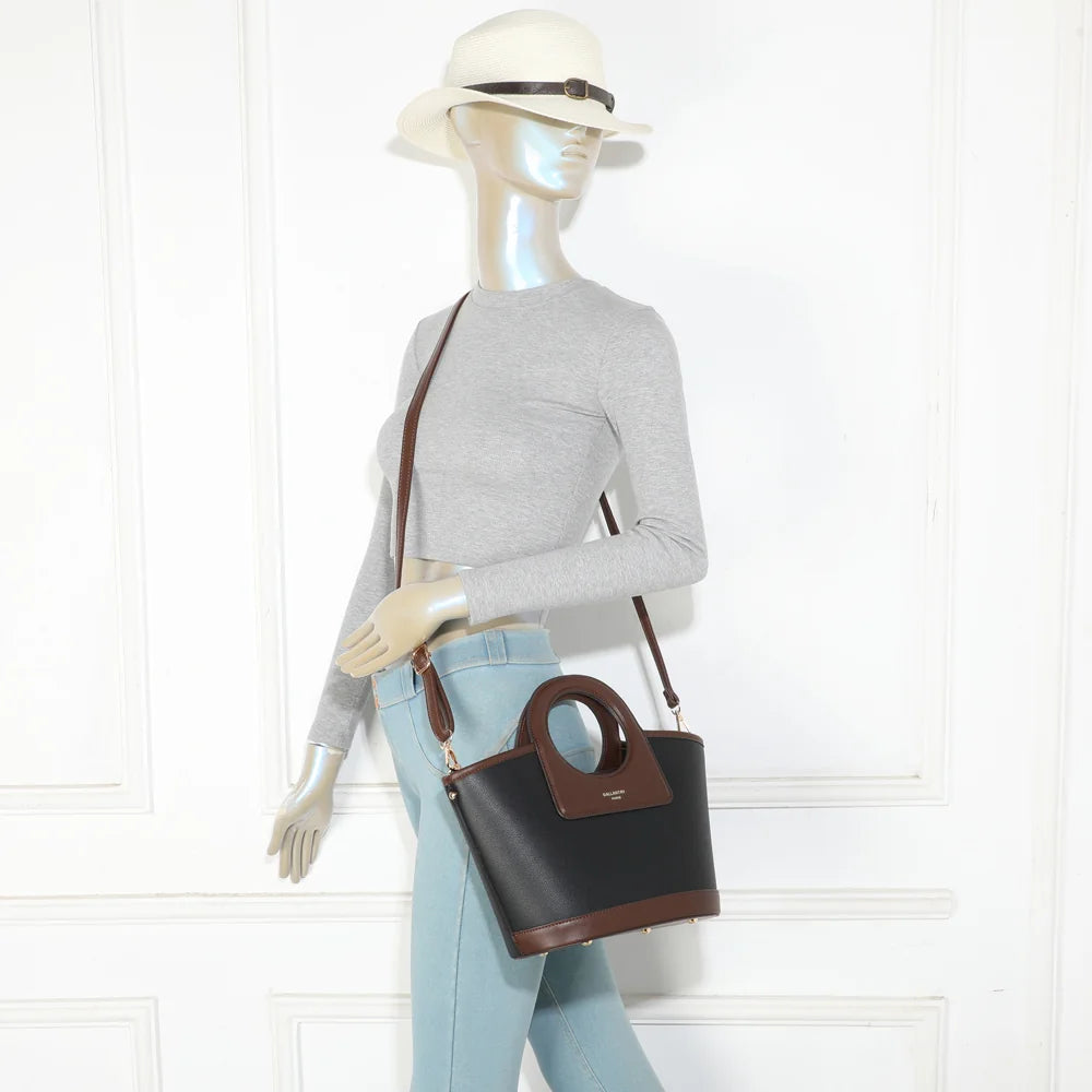 Sac à main femme La Eulalie noir porté à la main grâce à son anse ronde découpée – réf. DQ-8737