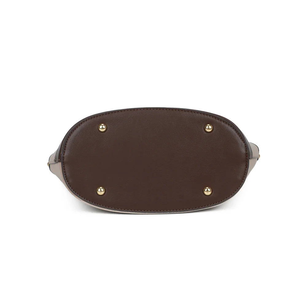 Dessous du sac La Eulalie taupe/coffee, base ovale soulignée d’une bande contrastée – réf. DQ-8737