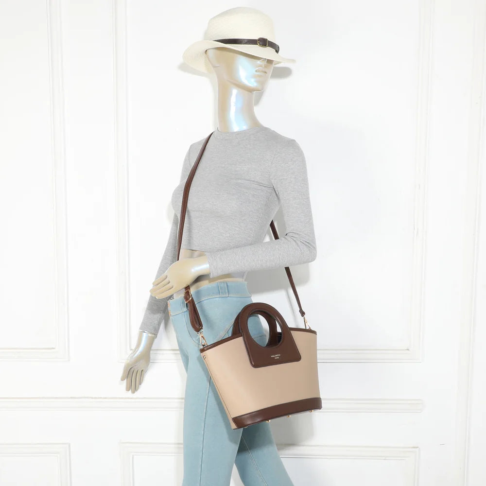 Sac à main femme La Eulalie taupe/coffee porté à la main grâce à son anse ronde découpée – réf. DQ-8737