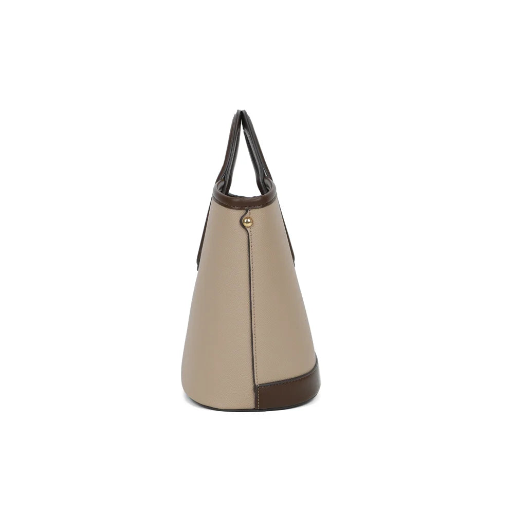 Profil du sac La Eulalie taupe/coffee : forme évasée et rivet doré sur le côté – réf. DQ-8737
