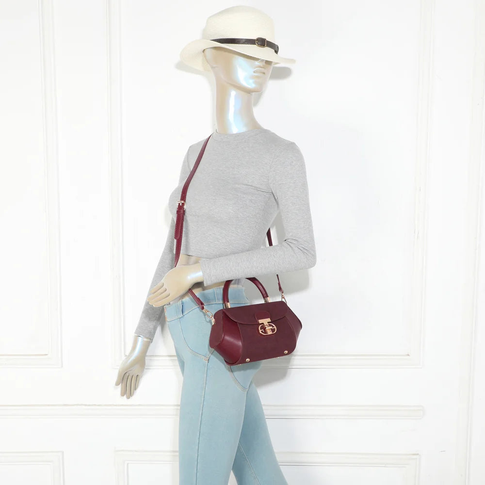 Sac La Evana bordeaux porté par une femme, à la main ou à l’épaule avec sa bandoulière amovible – réf. YL-26008-1